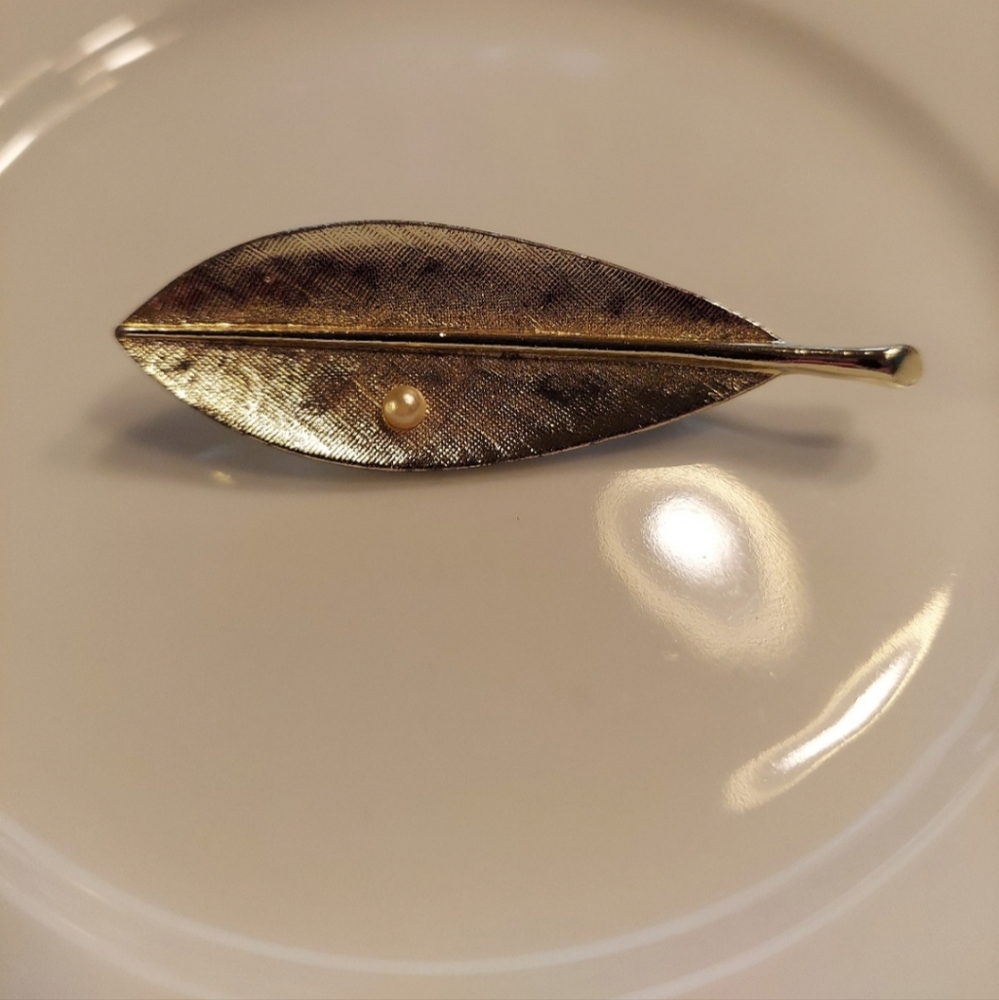 1958 Signed Sarah Coventry Enchantment Brooch Pin Gold Faux Pearl LIKE NEW